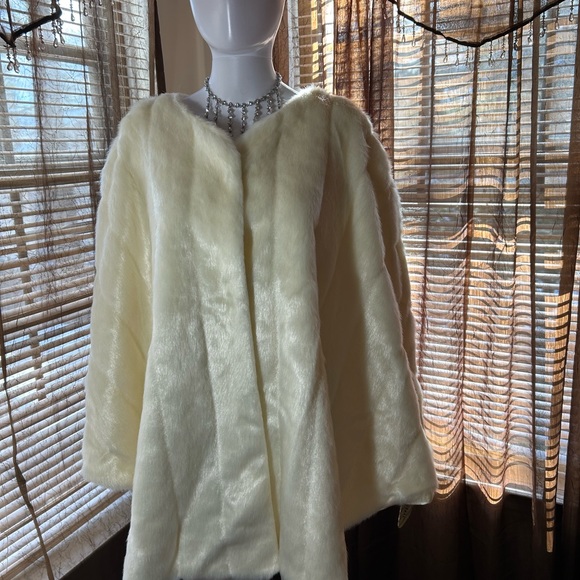 Women’s Ms. Design Collection white faux fur cape (Never worn) Size 2X - Picture 2 of 14